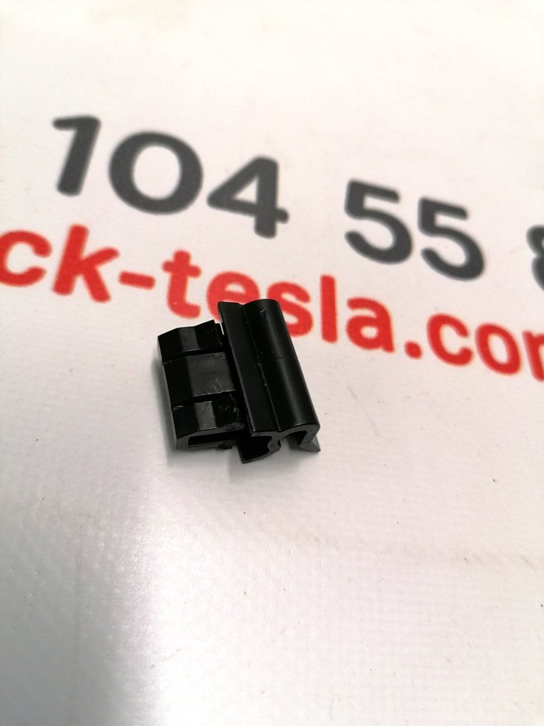 1 Klips do mocowania przedniego bagażnika (koryta) do błotnika Tesli Model 3 1472872-00-B